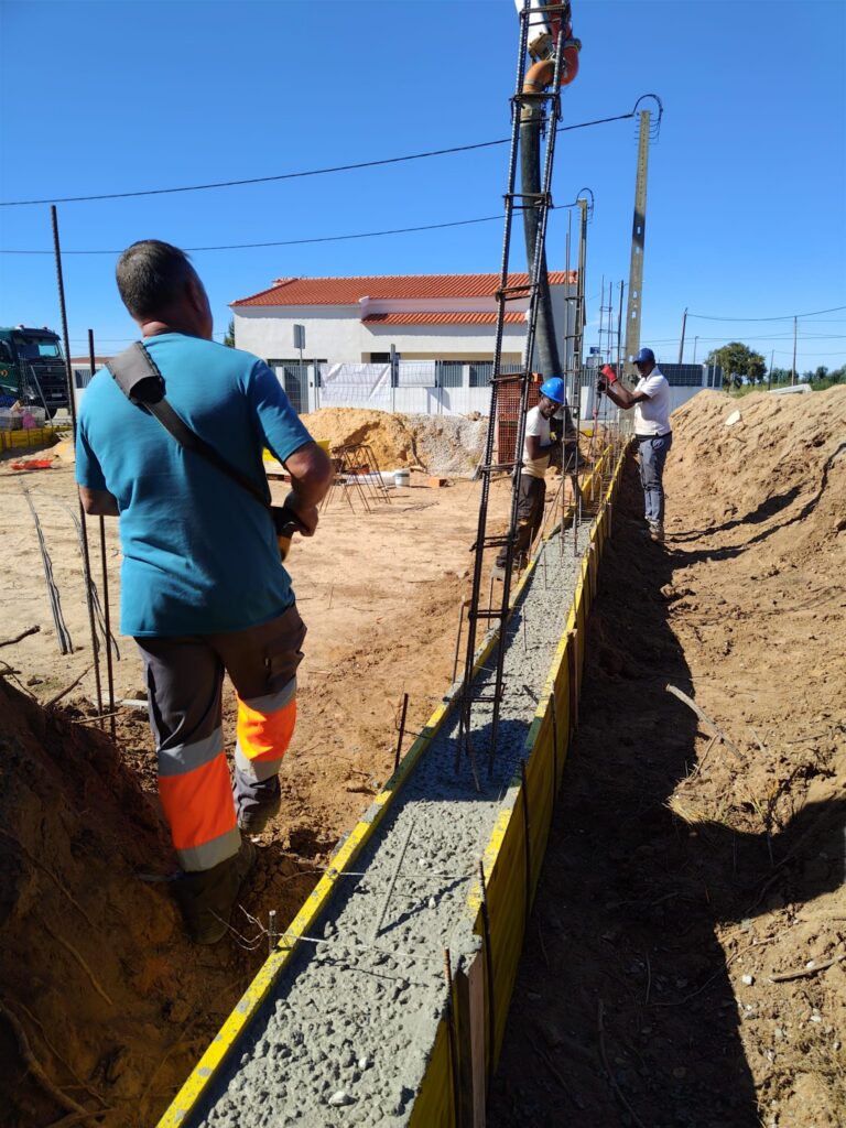 betonagem de viga de fundação de muro em betão