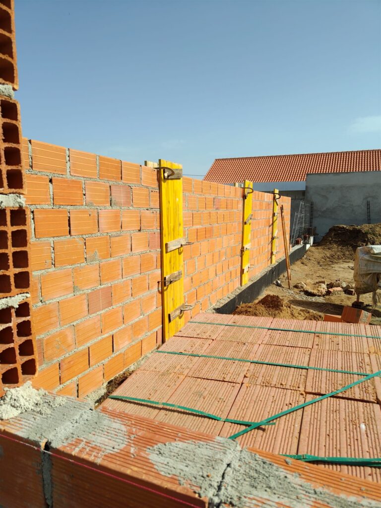 construção de muro em bloco e tijolo